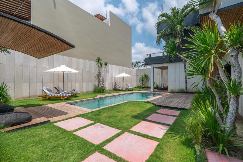 Sunset Berawa - Exclusive Modern 4BR Villa in Central Canggu! - image 10