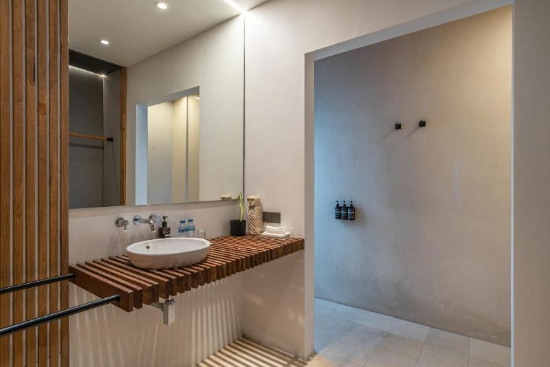 Sunset Berawa - Exclusive Modern 4BR Villa in Central Canggu! - image 3