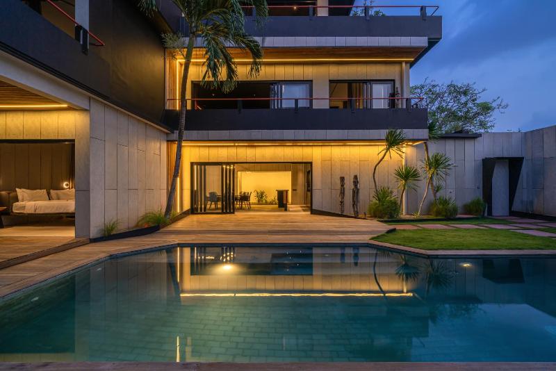 Sunset Berawa - Exclusive Modern 4BR Villa in Central Canggu! - image 18