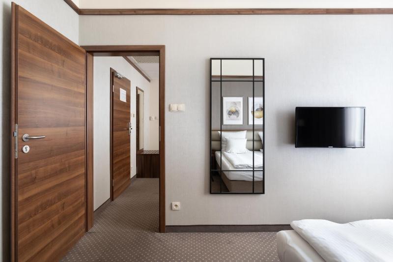 Family Room (2 Adults + 2 Children) image 4