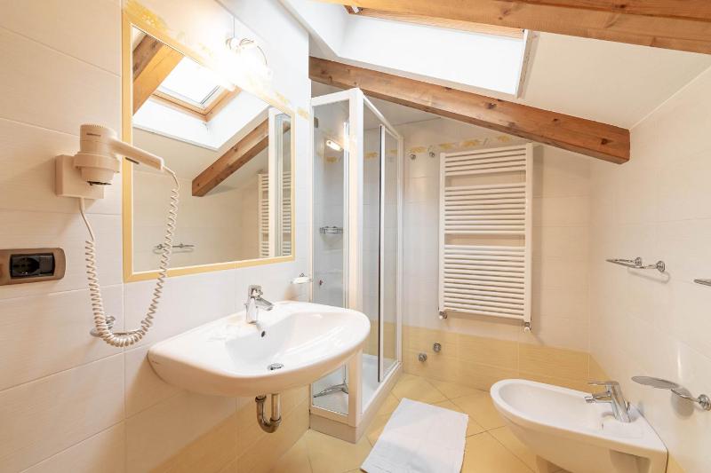 Classic Double or Twin Room image 3