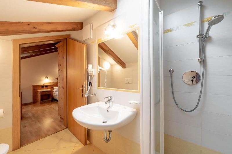 Classic Double or Twin Room image 4
