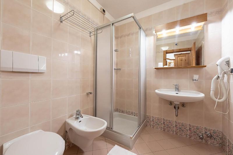 Deluxe Double Room with Balcony image 4