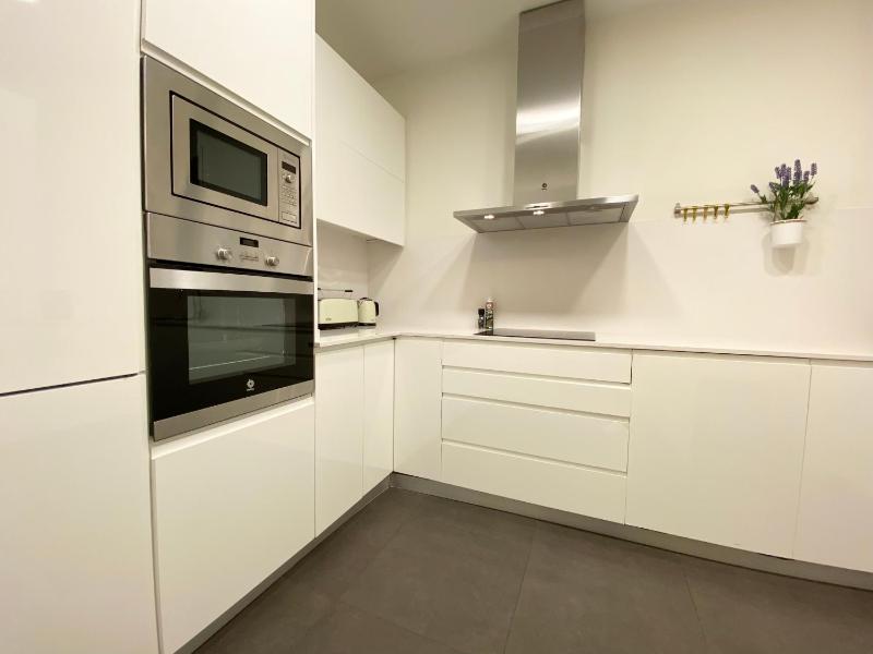 Spacious Elegant on Avenue Diagonal By MyRentalHost - image 4