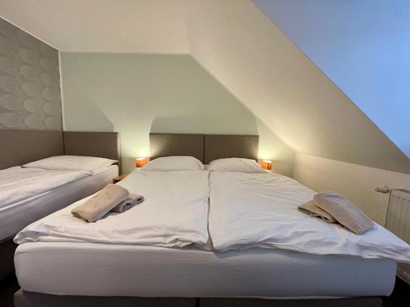 Double Room image 3