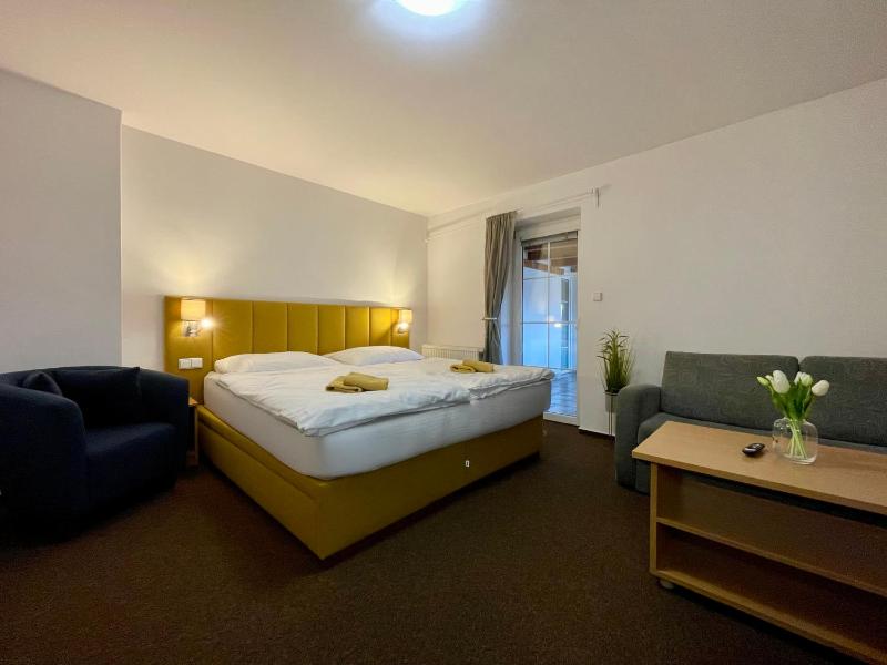 Double Room with Extra Bed image 1