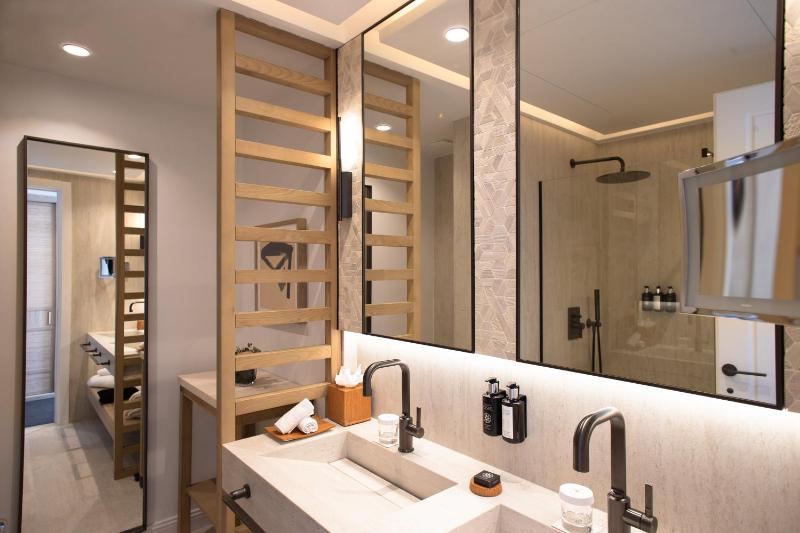 Deluxe Room Sea and Garden View image 2