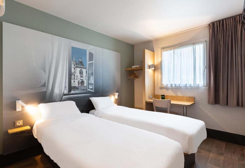 Twin Room image 4