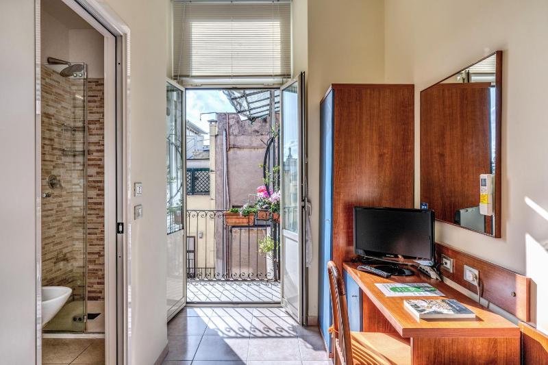 Single Room image 3