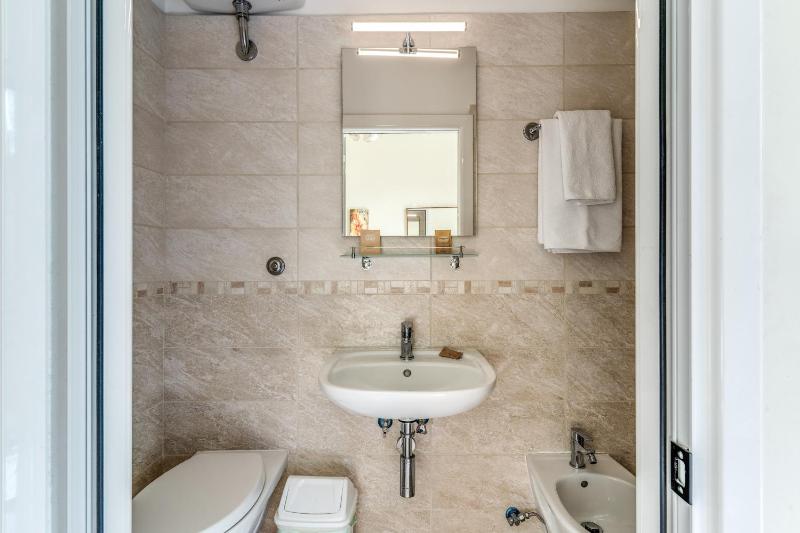 Single Room image 4