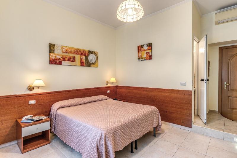 Double Room image 3