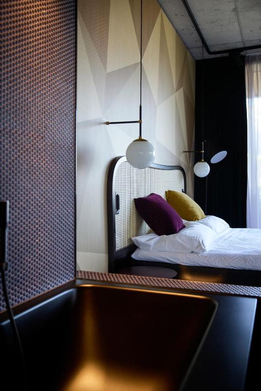 Deluxe King Room image 2