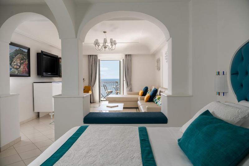Hotel Eden Roc Suites - image 6