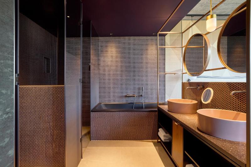 Deluxe King Room image 3