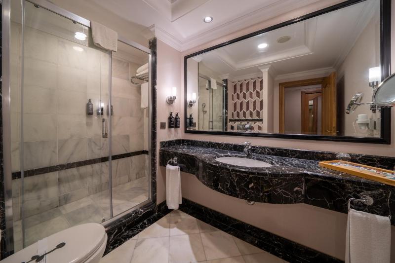 Standard Double or Twin Room with Side Sea View image 3