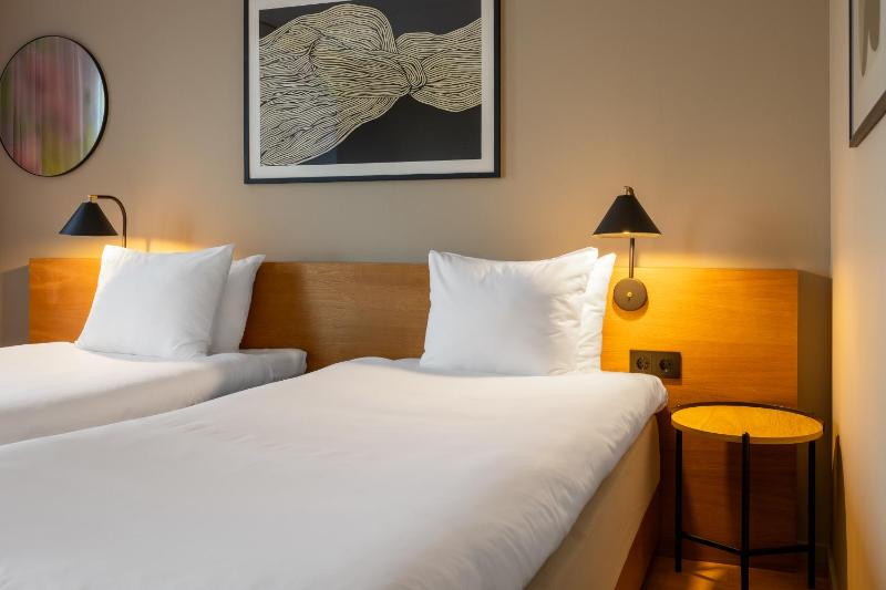 Twin Room image 3