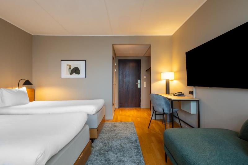 Twin Room image 4