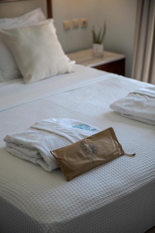 Superior Double Room with Side Sea View image 4