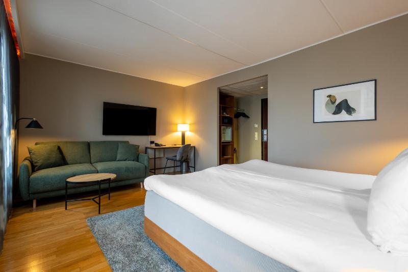 King Room with Sofa Bed image 2