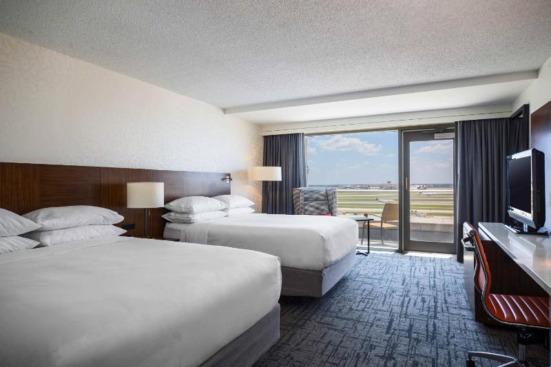 Runway View, Guest room, 2 Queen, Balcony image 4