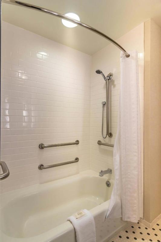 Standard King Room image 2