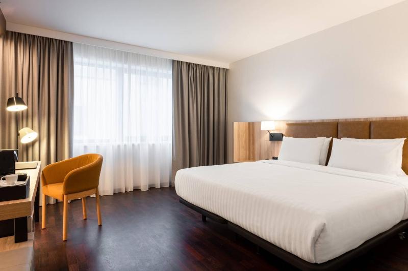 Standard, Guest room, 1 King, City view image 1