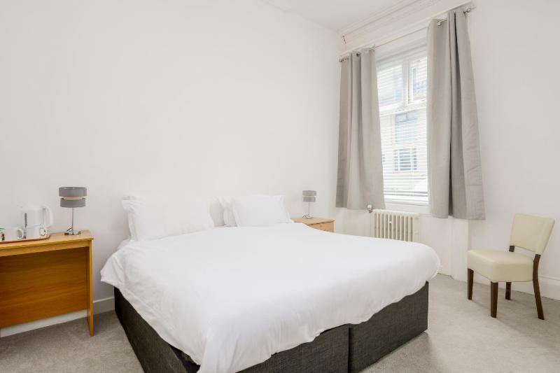 Double Room image 3