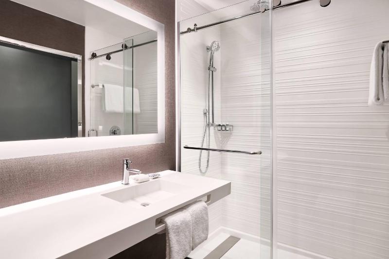 Corner King Guest Room with City View image 3