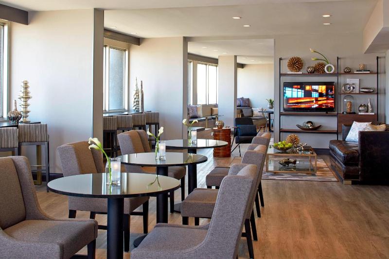 Club Level King Room  image 3