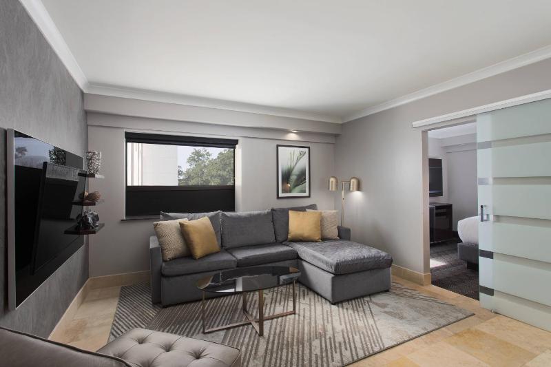 1 Bedroom Executive Suite, 1 Queen, Sofa bed image 3