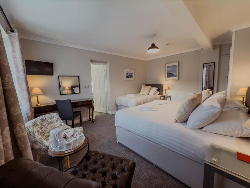 Superior Triple Room image 1