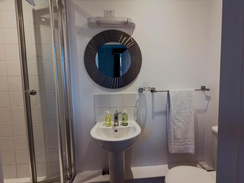 Single Room image 3