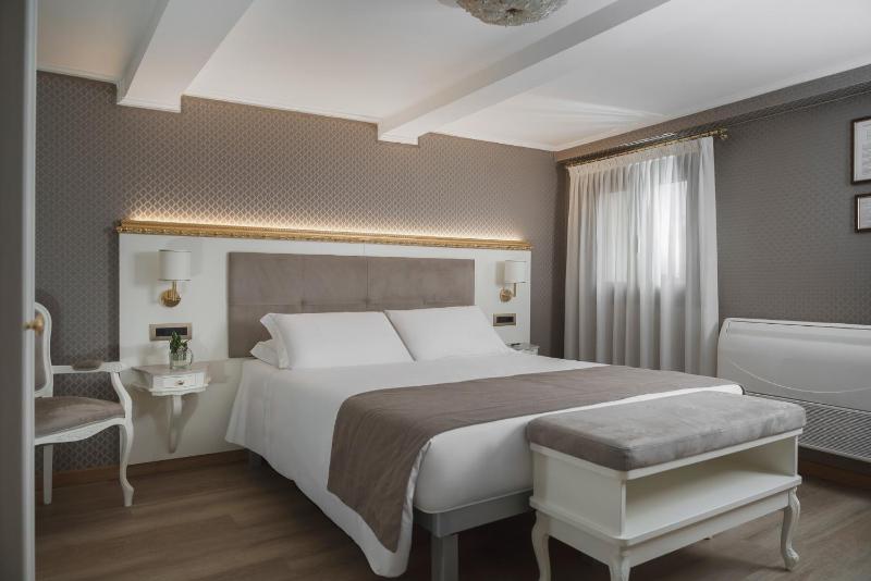 Superior Double or Twin Room image 4