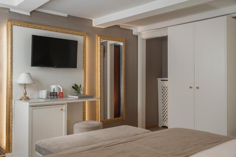 Classic Double or Twin Room image 4