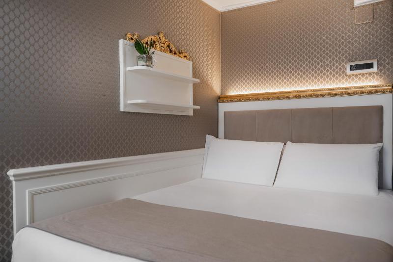 Economy Double Room image 3