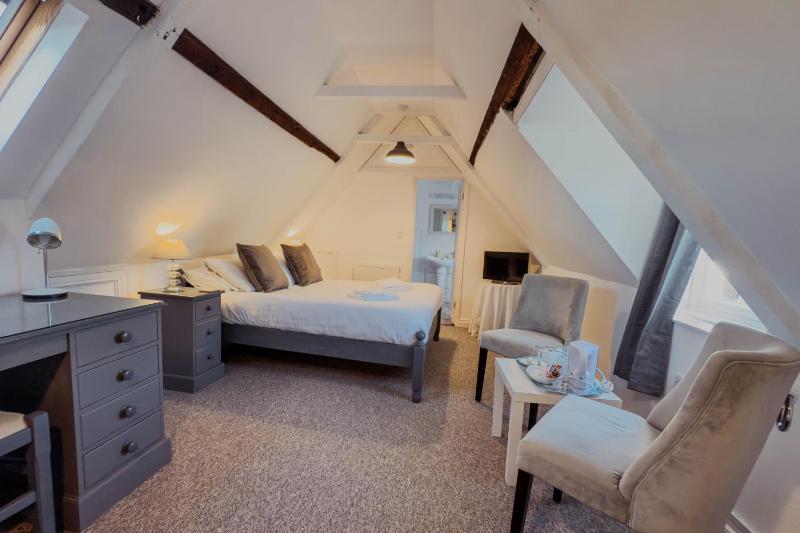 Superior Triple Room image 4
