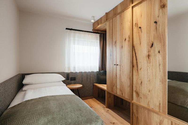 Standard Single Room with Mountain View image 1