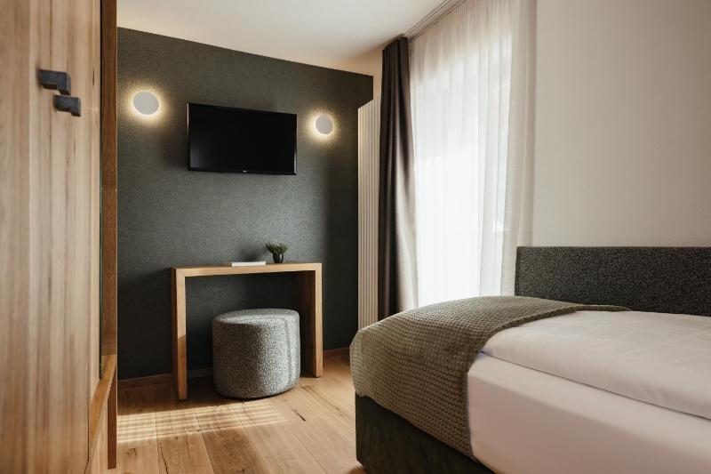 Standard Single Room with Mountain View image 3