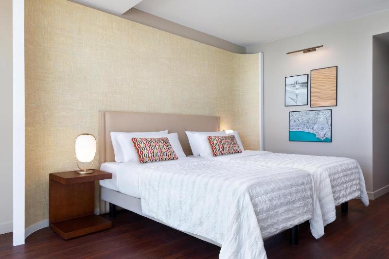 Deluxe room with City view, Twin Bed image 3