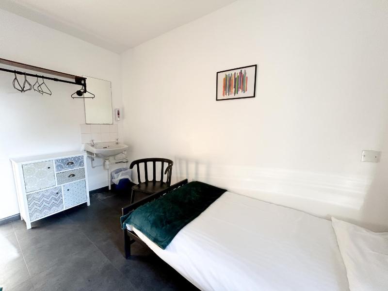 Standard Single Room with Shared Bathroom image 1