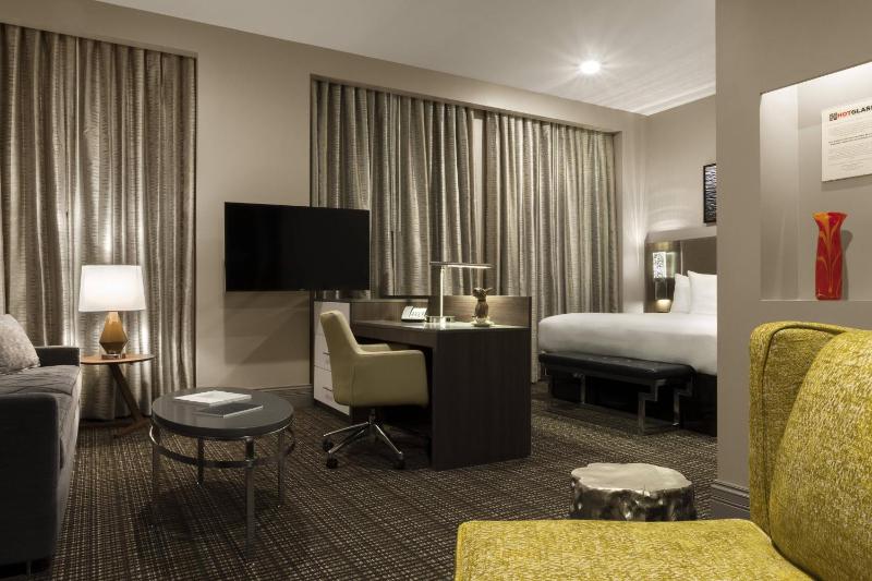 Junior King Suite with Sofa Bed image 4