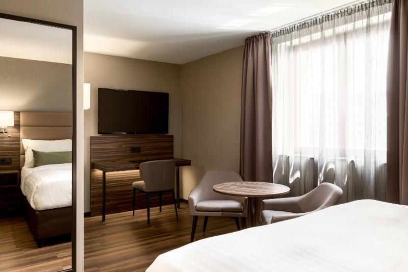 Superior King Room image 4