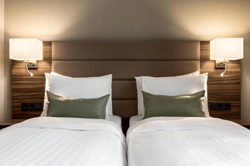 Superior Twin Room with City View image 4