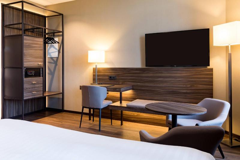 Superior King Room image 3