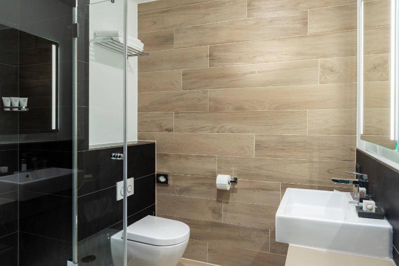 Superior Twin Room with City View image 2