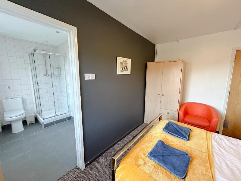 Double Room with Private Bathroom image 3