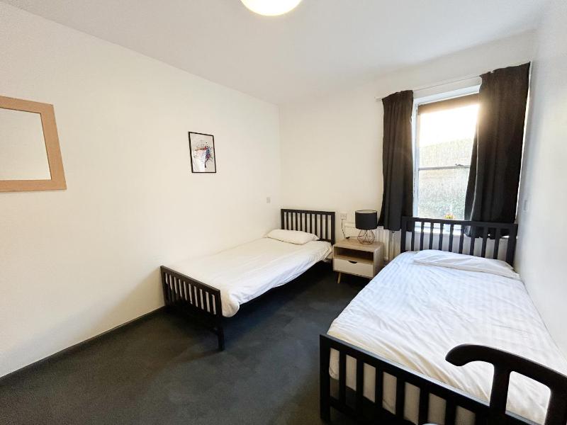 Standard Twin Room with Shared Bathroom image 4