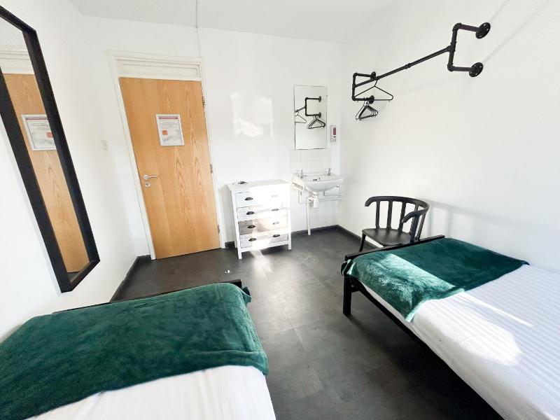 Standard Twin Room with Shared Bathroom image 3