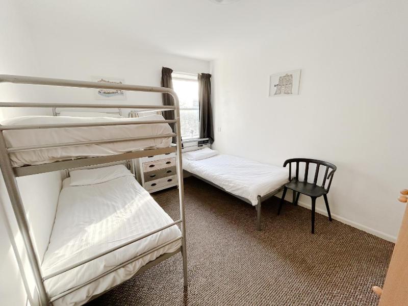 Basic Triple Room with Shared Bathroom image 4