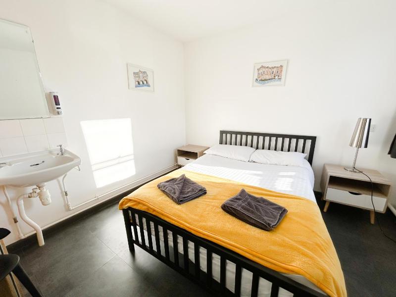 Double Room with Shared Bathroom image 3